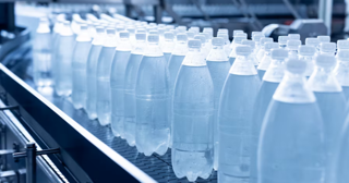 Wetenschappers vinden honderdduizenden plastics in flessenwater